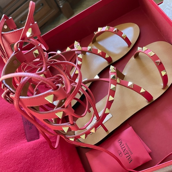 💗Valentino Rockstud Gladiators 💗 - Picture 2 of 6